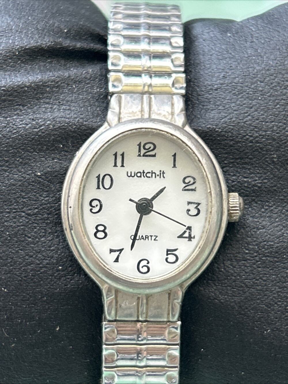 Watch-It Silver Tone Stretch Band Women’s Quartz Watch
